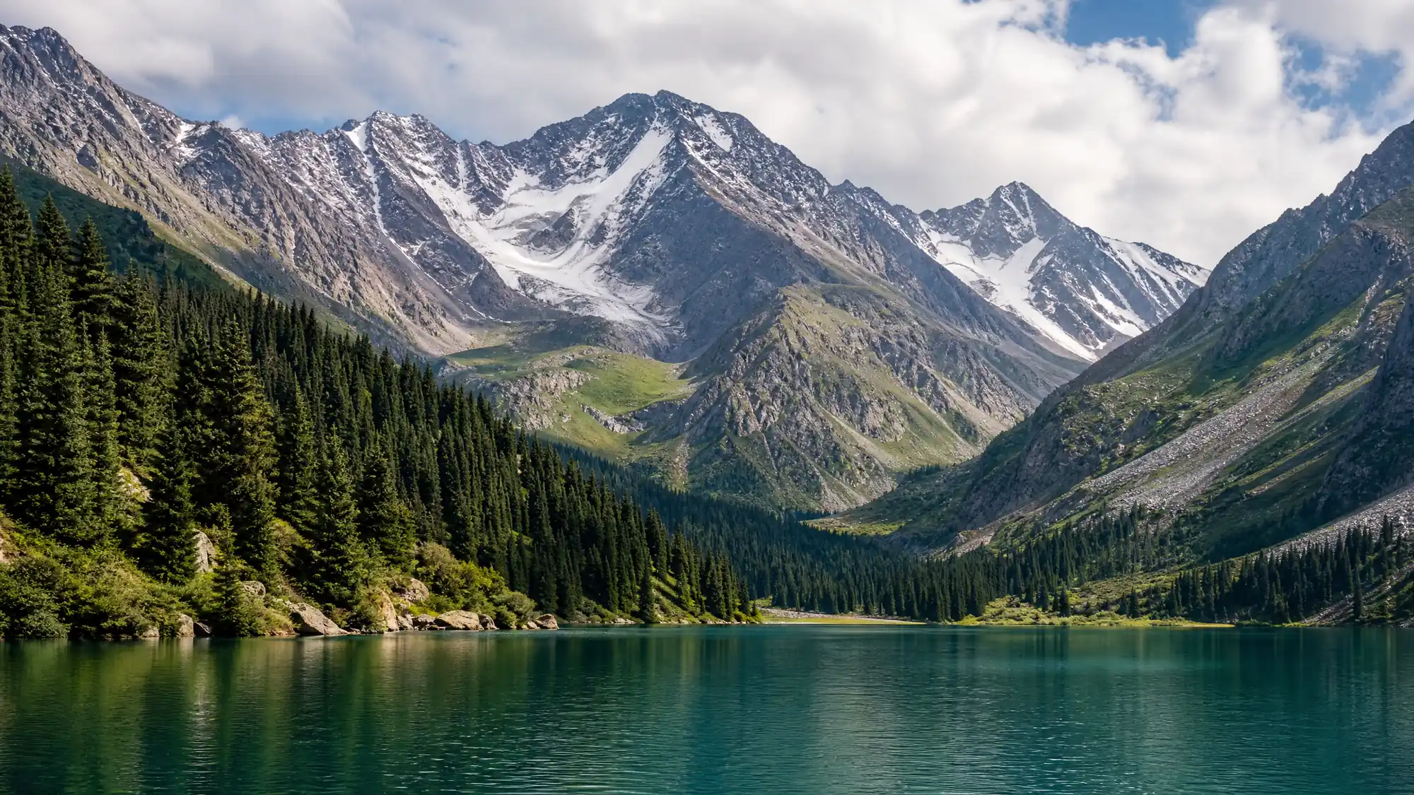 Explora 200,160 hectáreas de paisajes alpinos protegidos justo al sur de Almaty. Encuentra lagos de montaña cristalinos, desfiladeros profundos y 46 senderos señalizados para hacer senderismo y turismo.